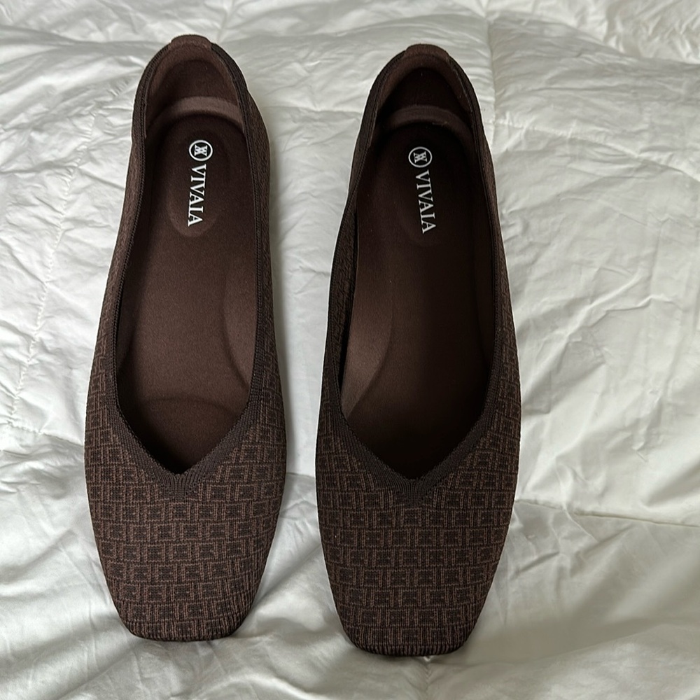 Vivaia Margot 2.0 square-toe v-cut flats. New & never worn.